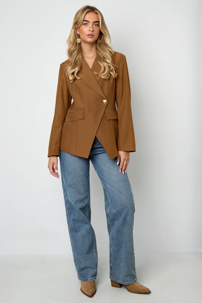 Model trägt den Leni Blazer in Kamel zu einer hellblauen Jeans