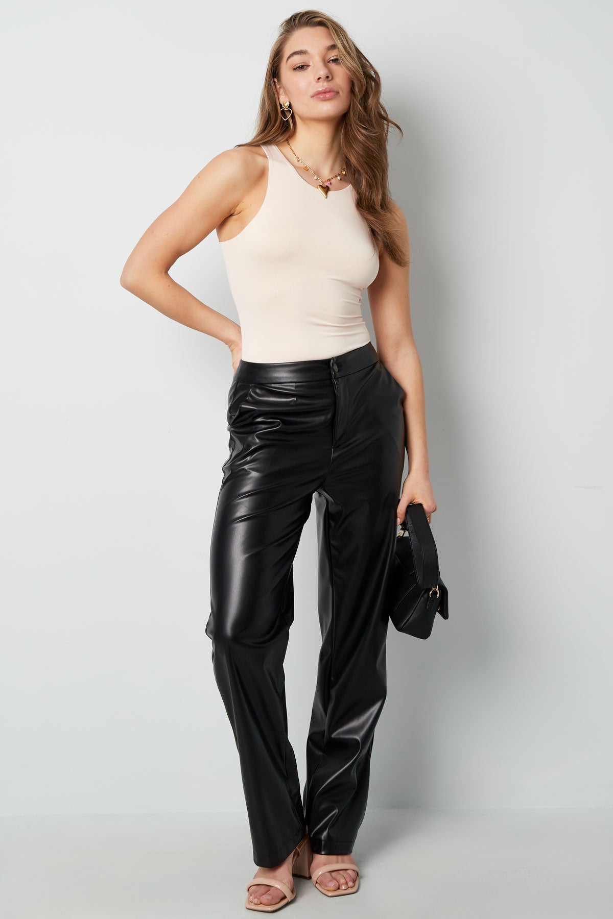 Mia Body – Hochgeschlossen in Beige – getragen (4)