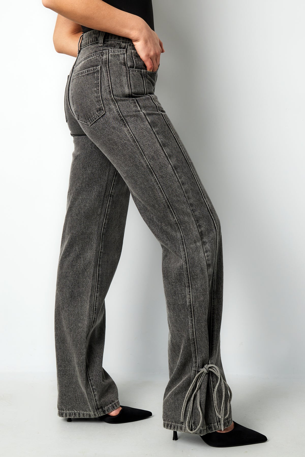 Sanna Jeans – Bindeband in Grau – getragen (4)