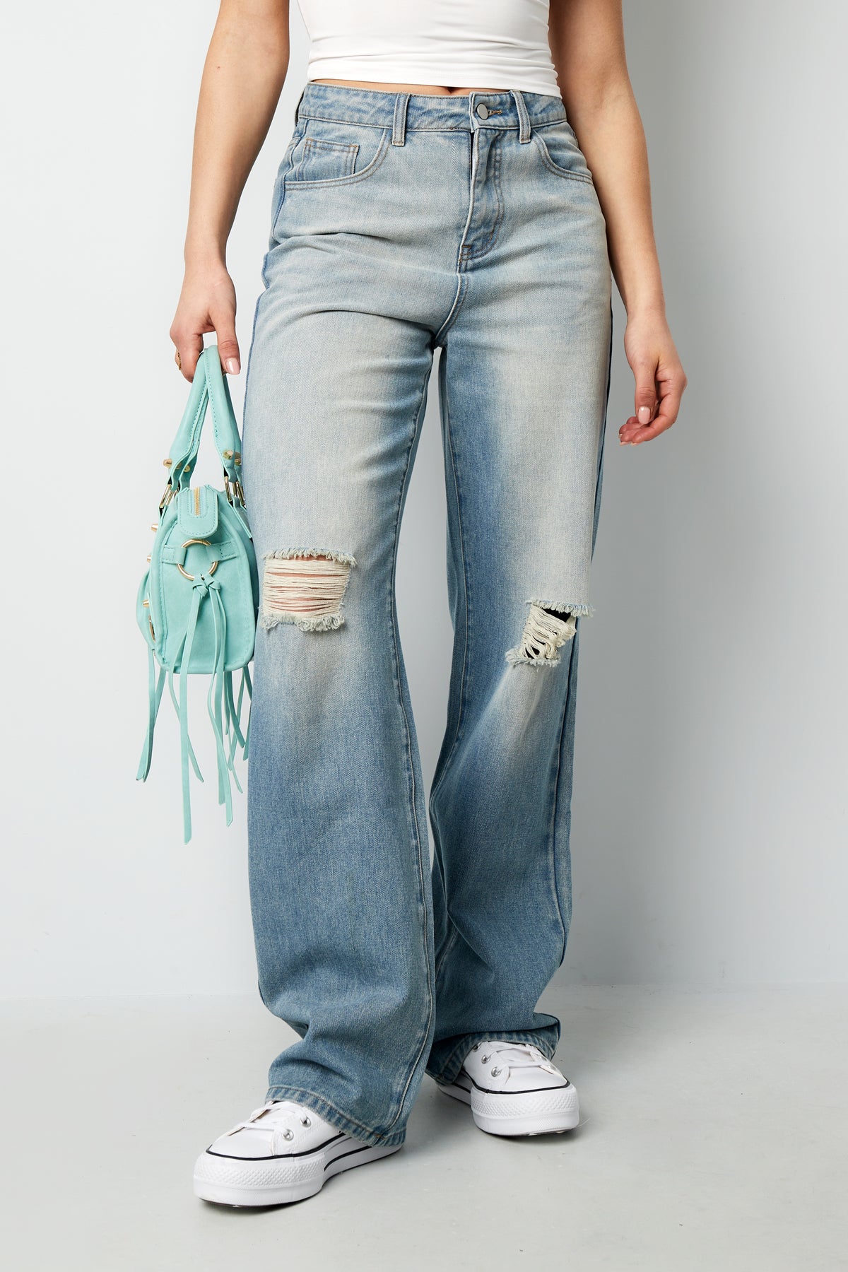 Toni Destroyed-Jeans in Blau – getragen