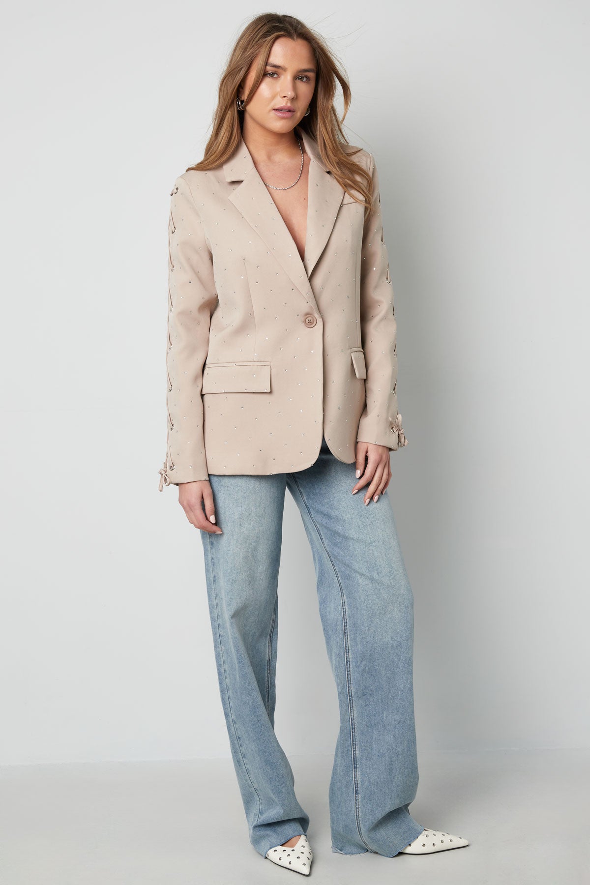 Camilla Blazer – Schnürärmel in Beige – getragen (2)