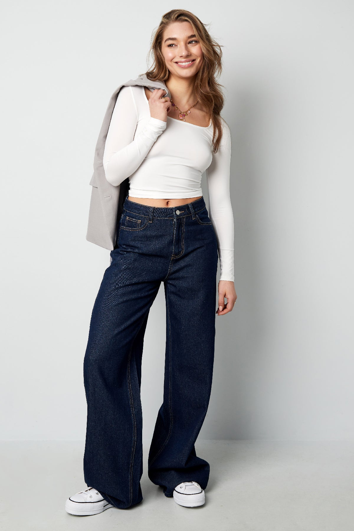Noa Crop-Top – Eckiger Ausschnitt in Creme – getragen (3)