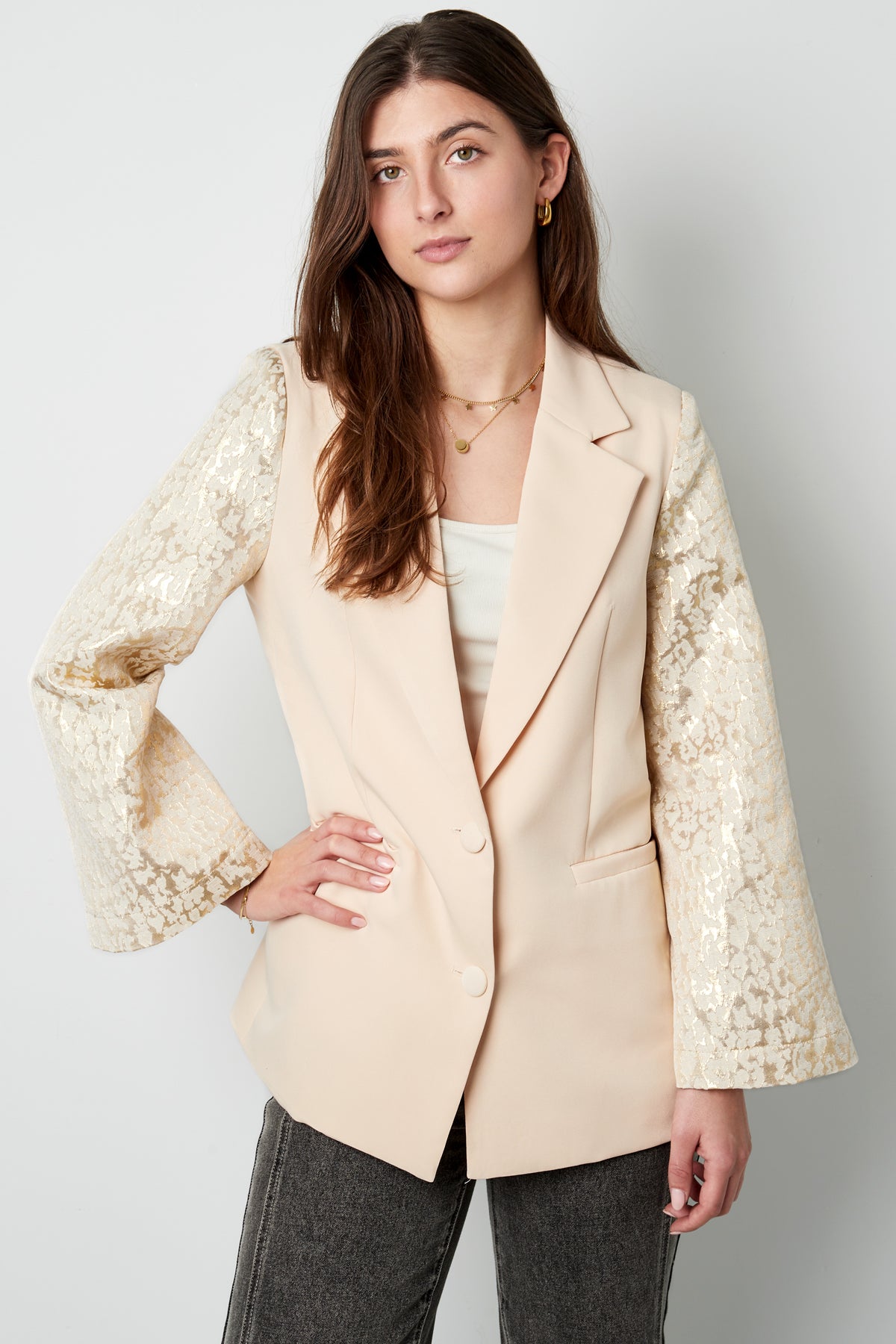 Josie Blazer – Glanzärmel in Creme – getragen (2)