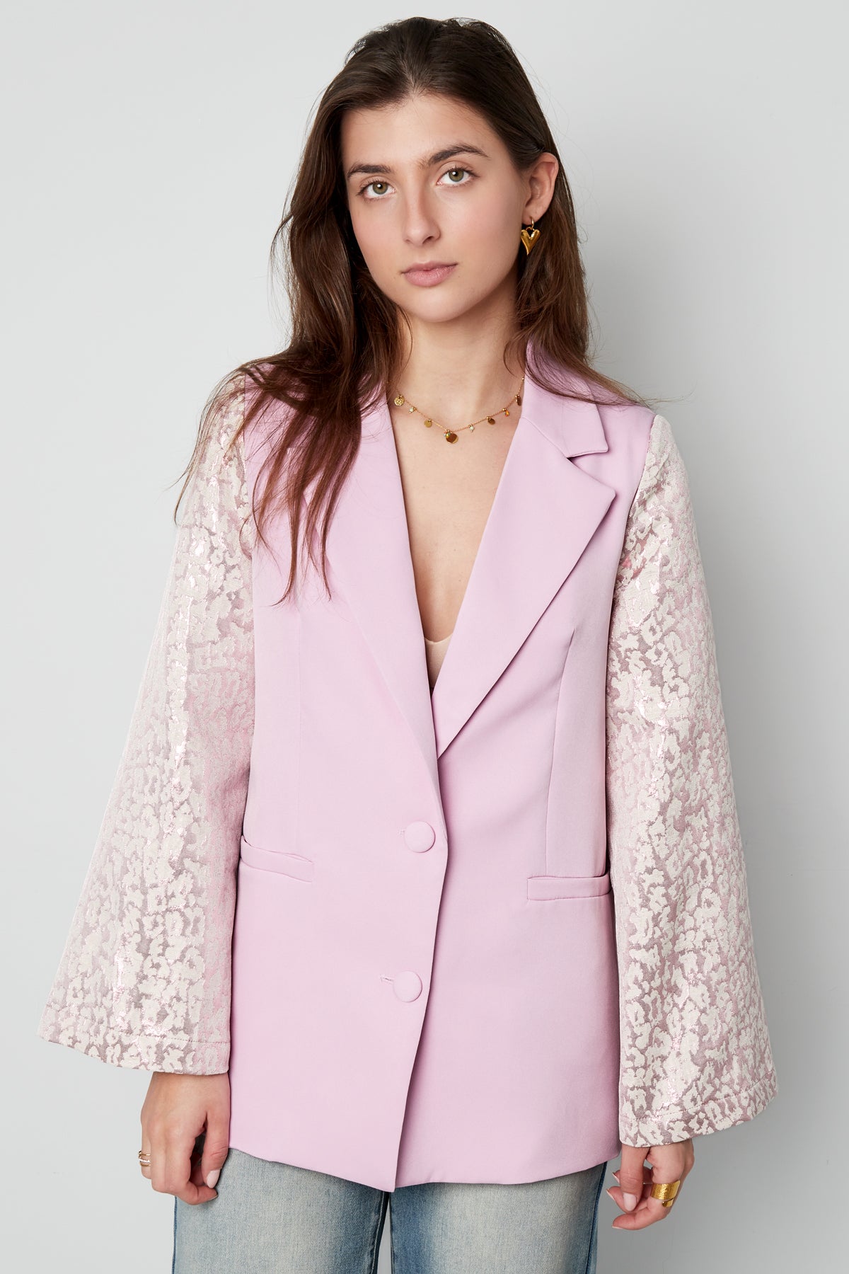 Josie Blazer – Glanzärmel in Rosa – getragen