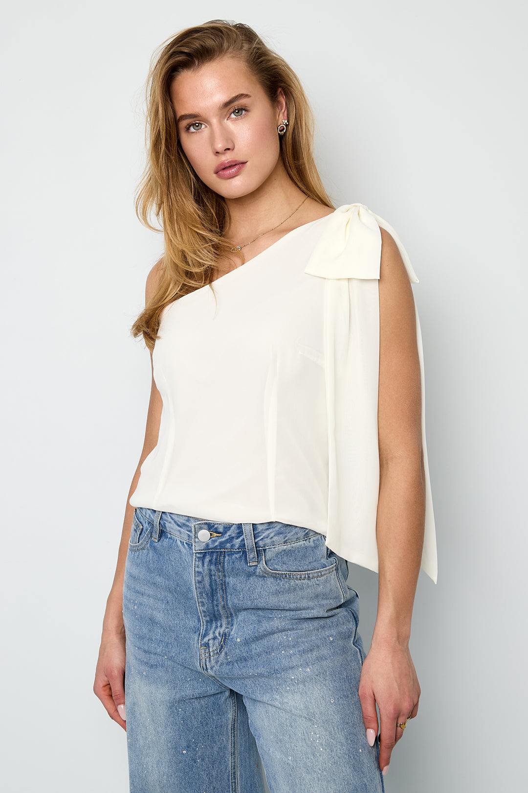 Larissa One-Shoulder-Top – Schleife in Creme – getragen (3)