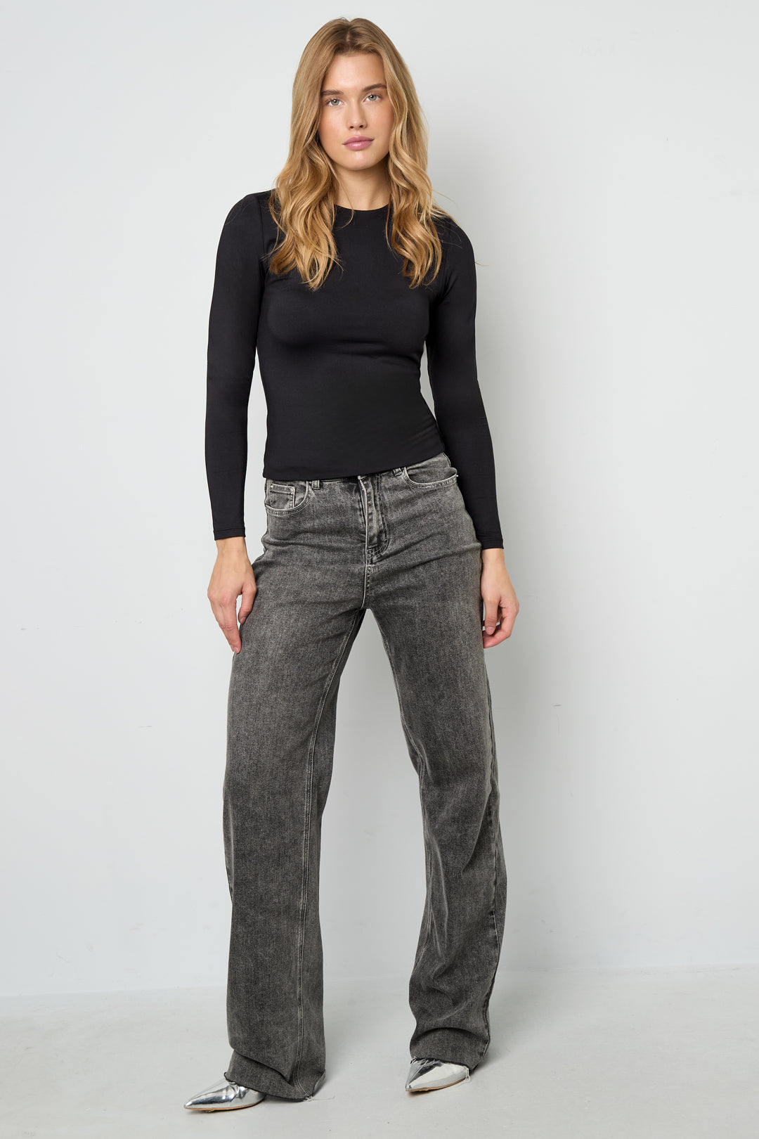 Alva Longsleeve – Rundhals in Schwarz – getragen (3)