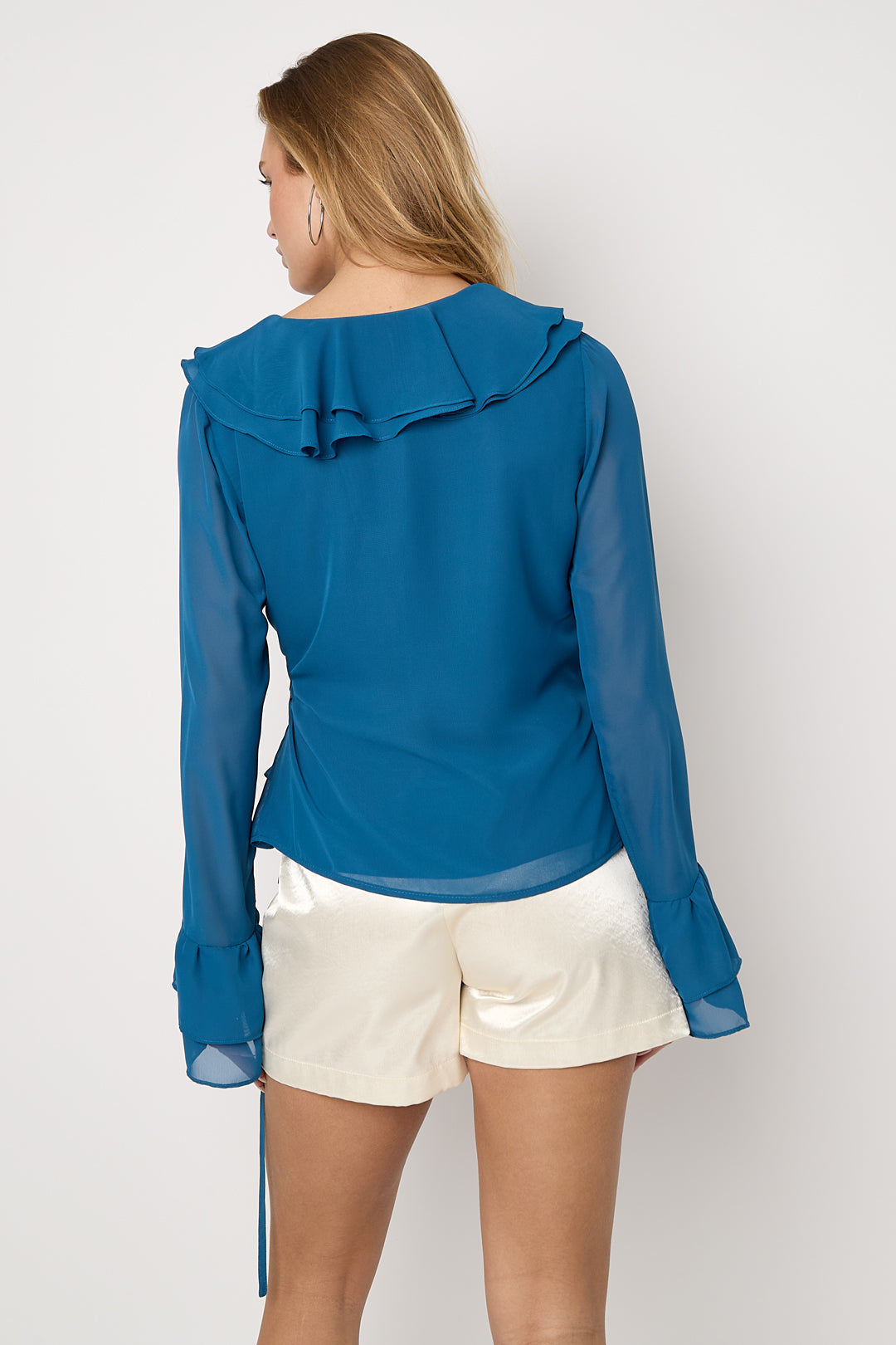 Lucia Wickelbluse – Rüschen in Blau – getragen (3)