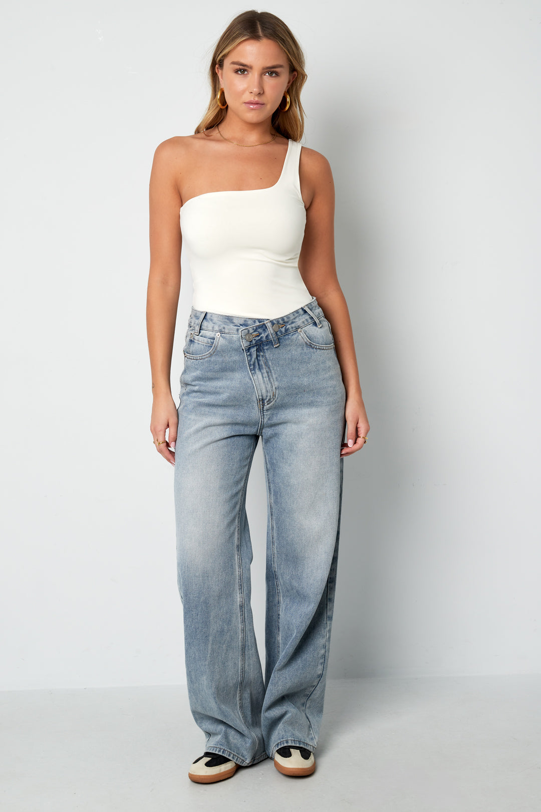 Leyla Body – One-Shoulder in Weiß – getragen (3)