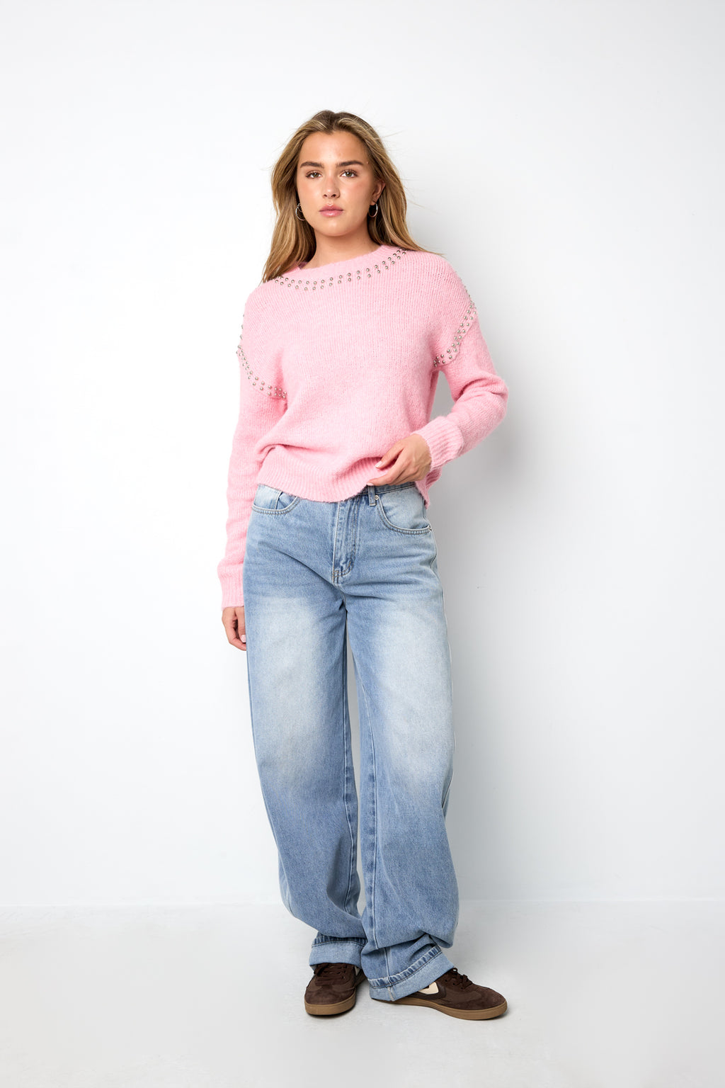 Greta Nietenpullover in Rosa – getragen
