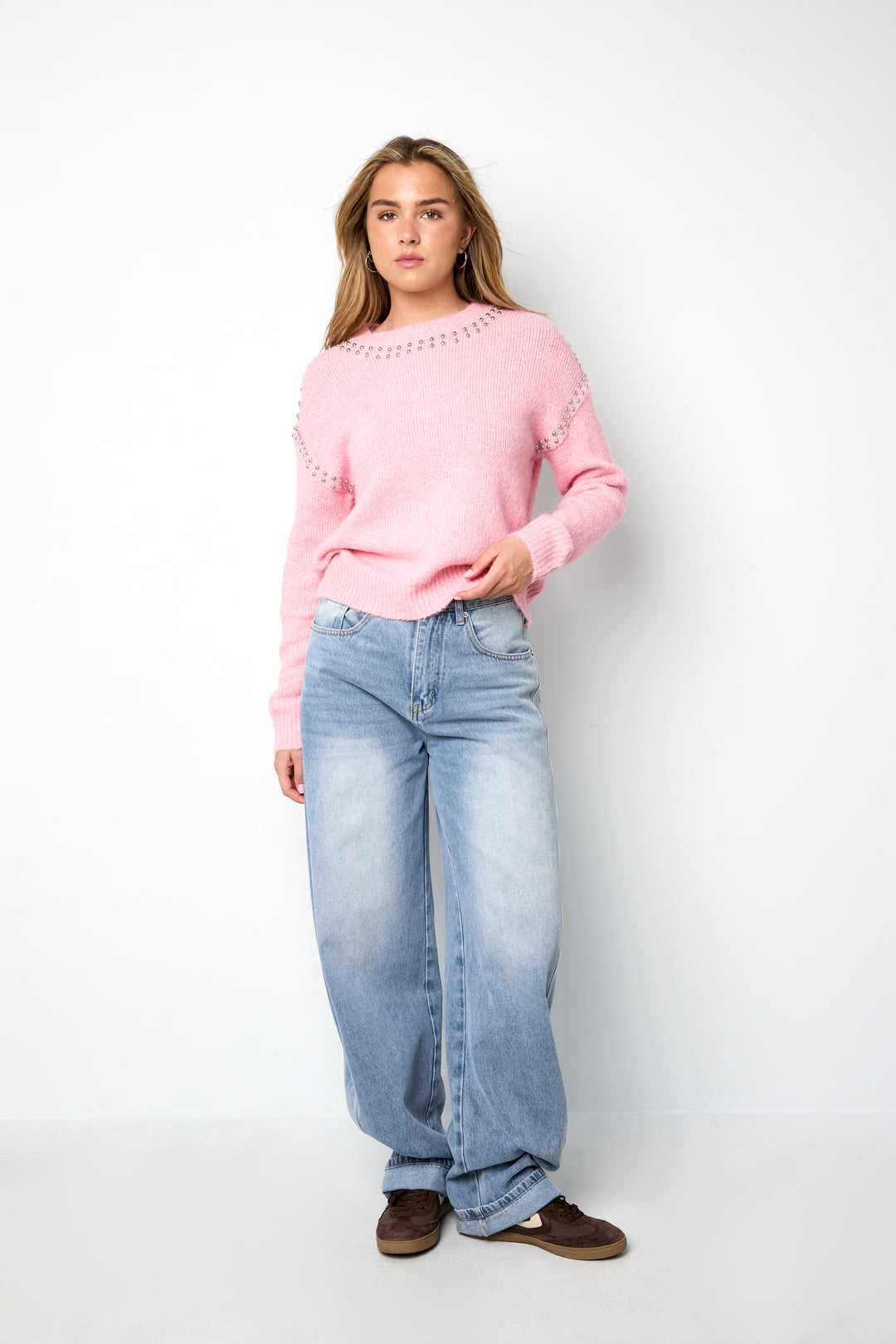 Greta Nietenpullover in Rosa – getragen