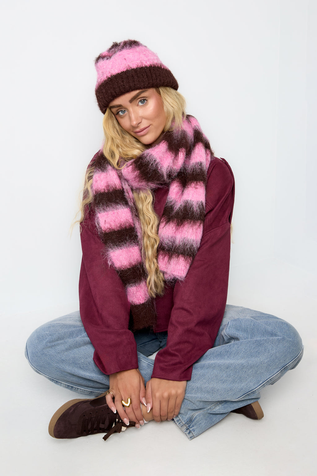 Tina Beanie – Flauschig in Rosa – getragen