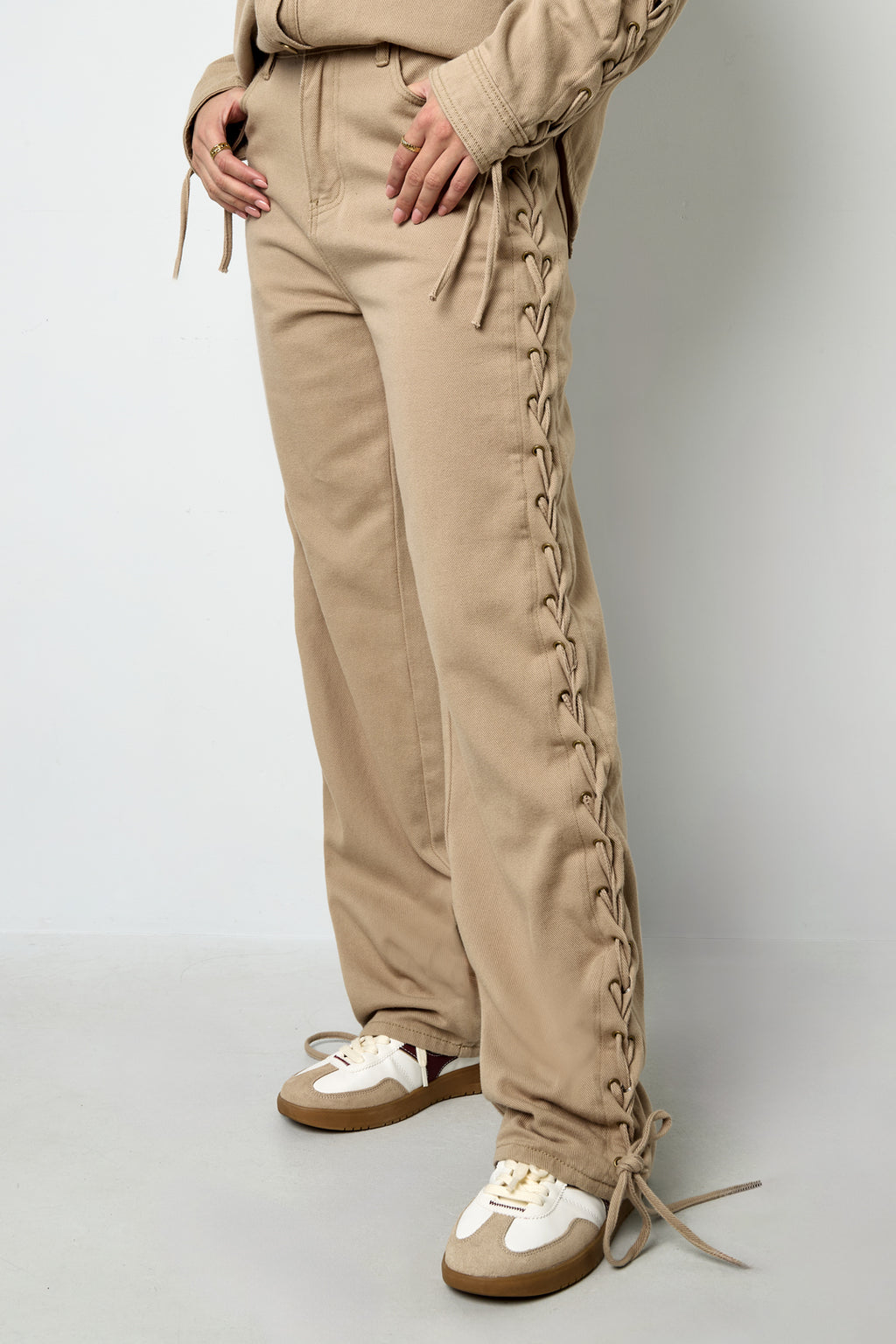 Kaja Jeans – Schnürung in Beige – getragen (6)