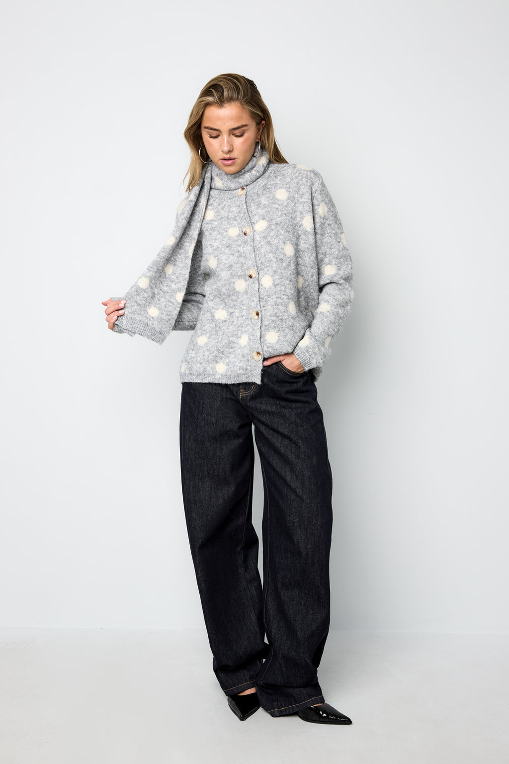 Malin Strickjacke – Schal in Grau – getragen
