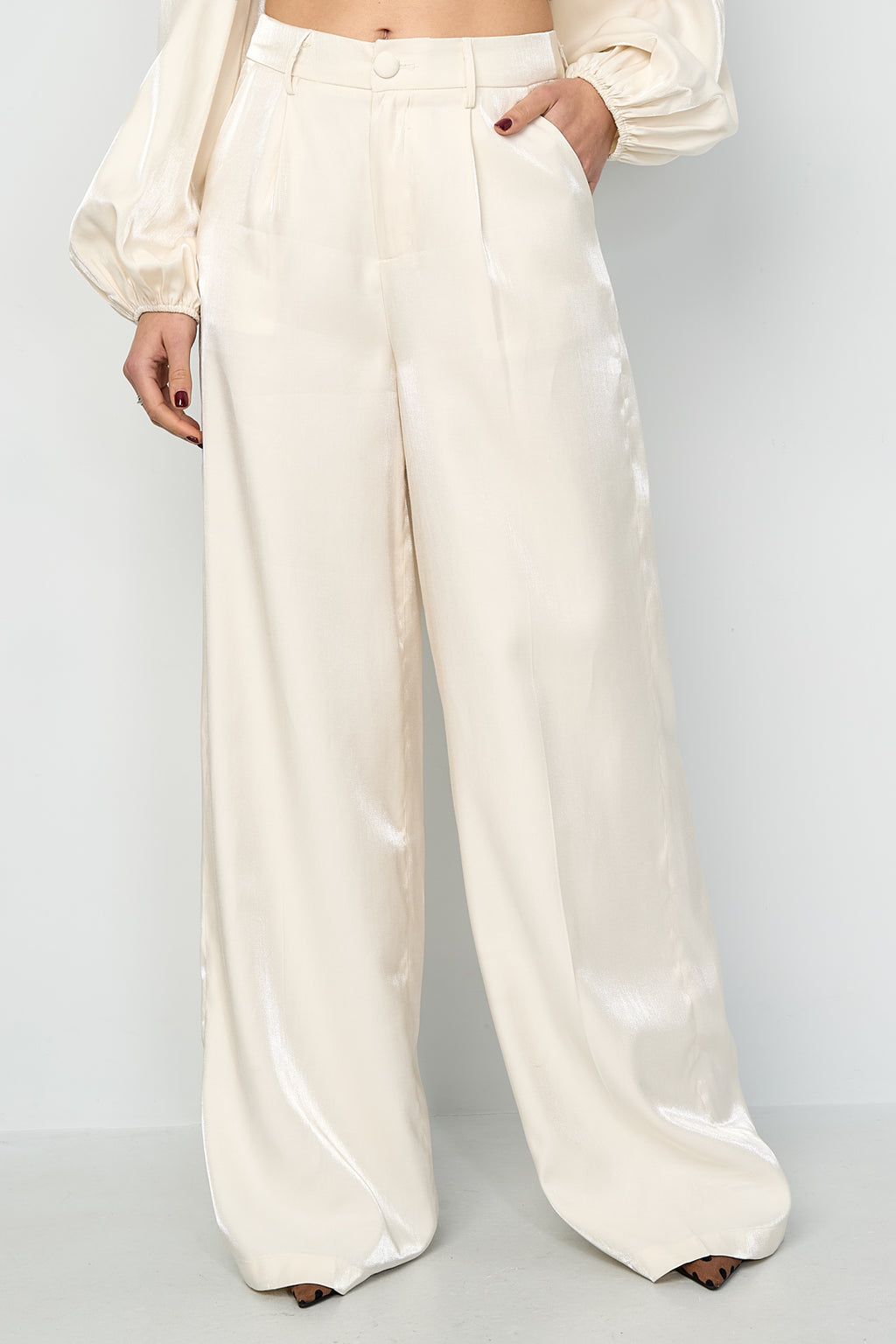 Amira Hose – Weites Bein in Creme – getragen (6)