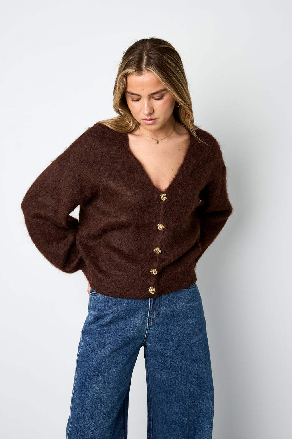 Thea Strickjacke – Flauschig in Braun – getragen (4)