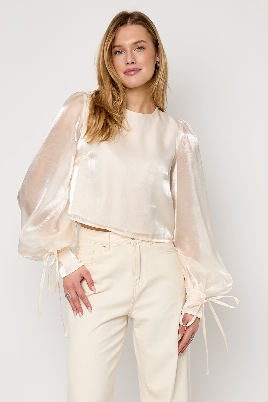 Perla Schimmerbluse in Creme – getragen (2)
