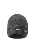 Imke Beanie – Stickerei in Dunkelgrau – Produktansicht