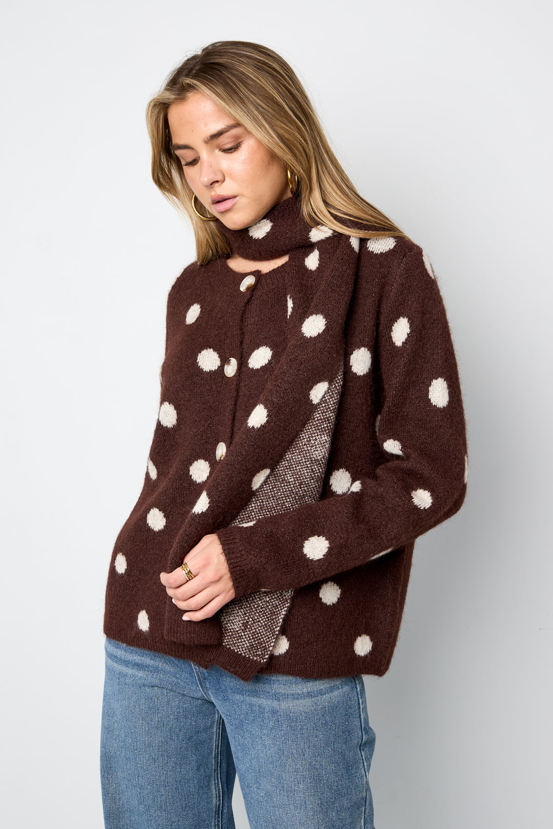 Malin Strickjacke – Schal in Braun – getragen (4)