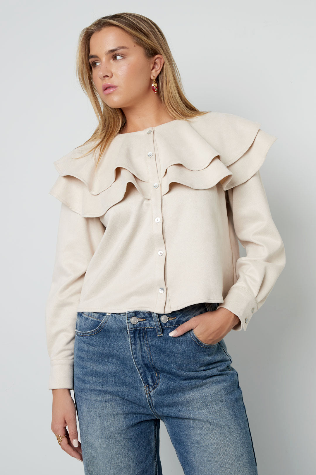Marla Rüschenbluse in Creme – getragen
