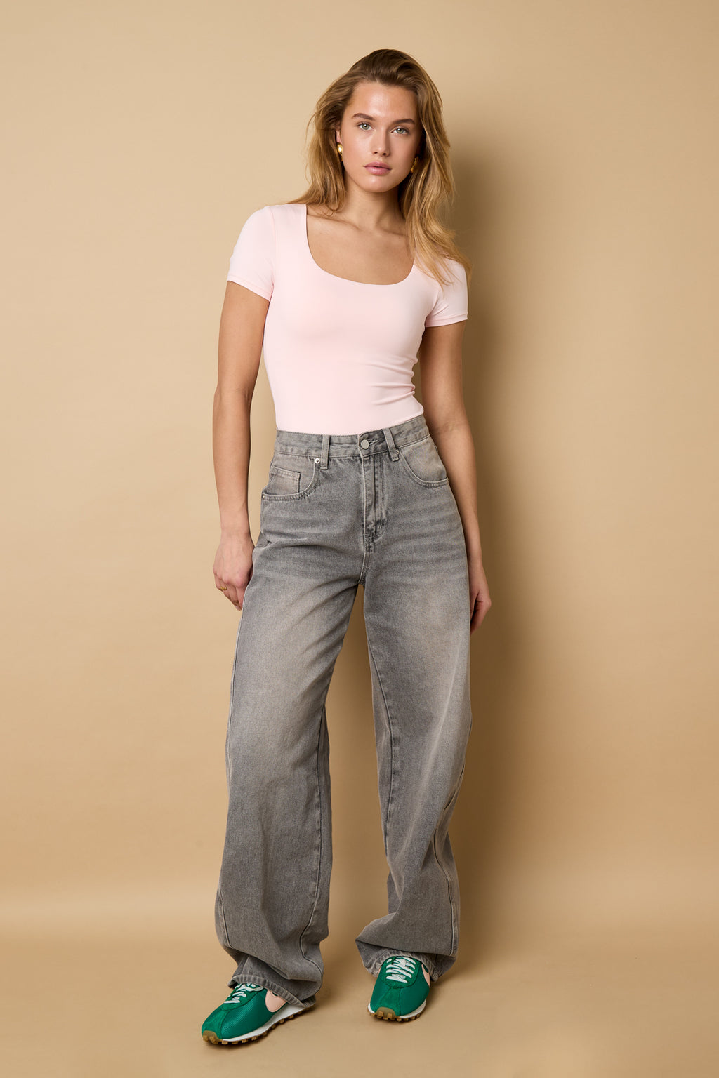 Kira T-Shirt-Body – Eckiger Ausschnitt in Hellrosa – getragen (2)
