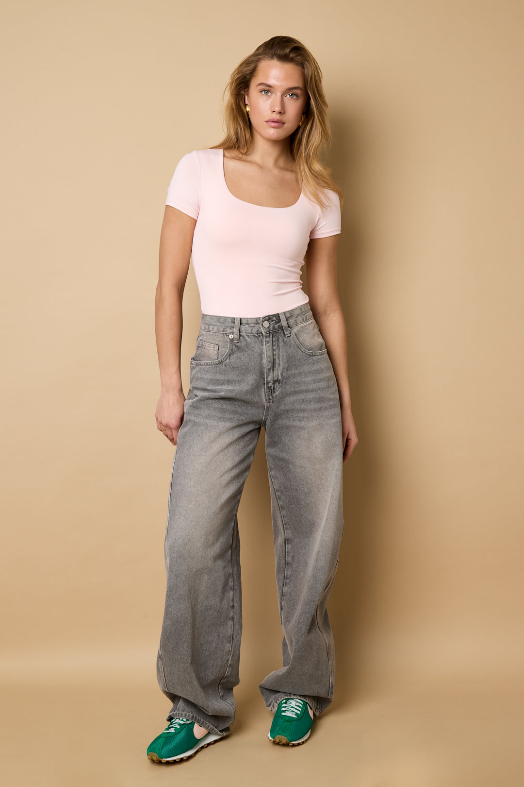Kira T-Shirt-Body – Eckiger Ausschnitt in Hellrosa – getragen (2)