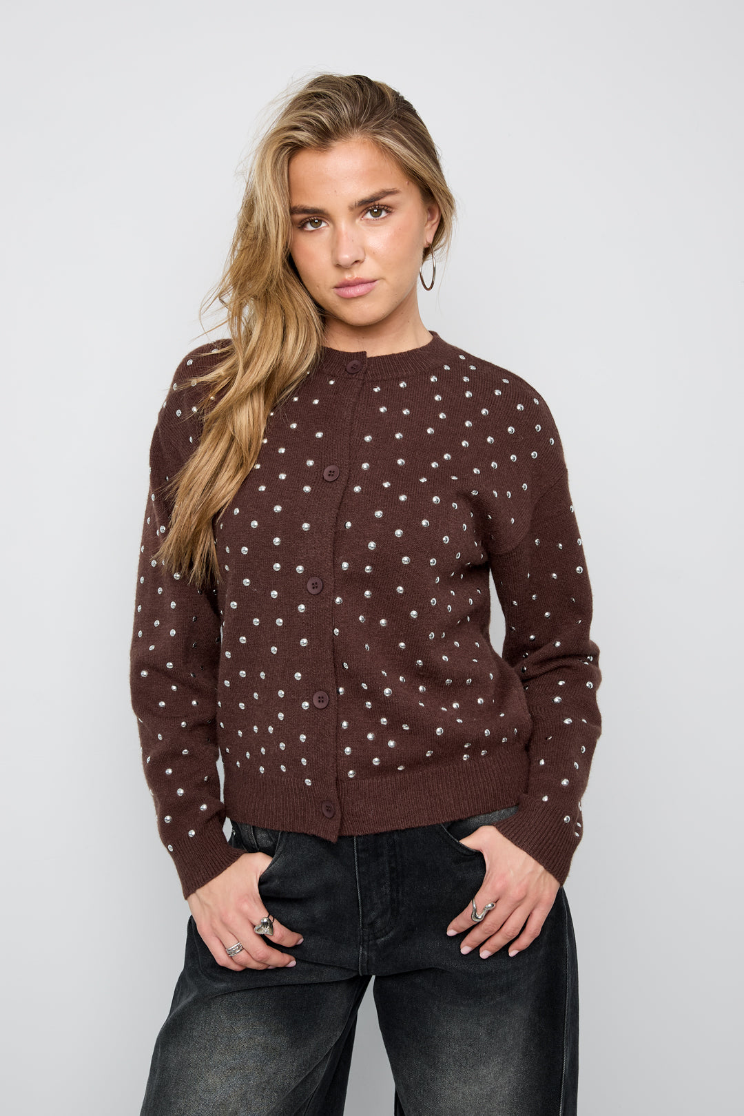 Mila Pullover – Nieten in Braun – getragen (3)