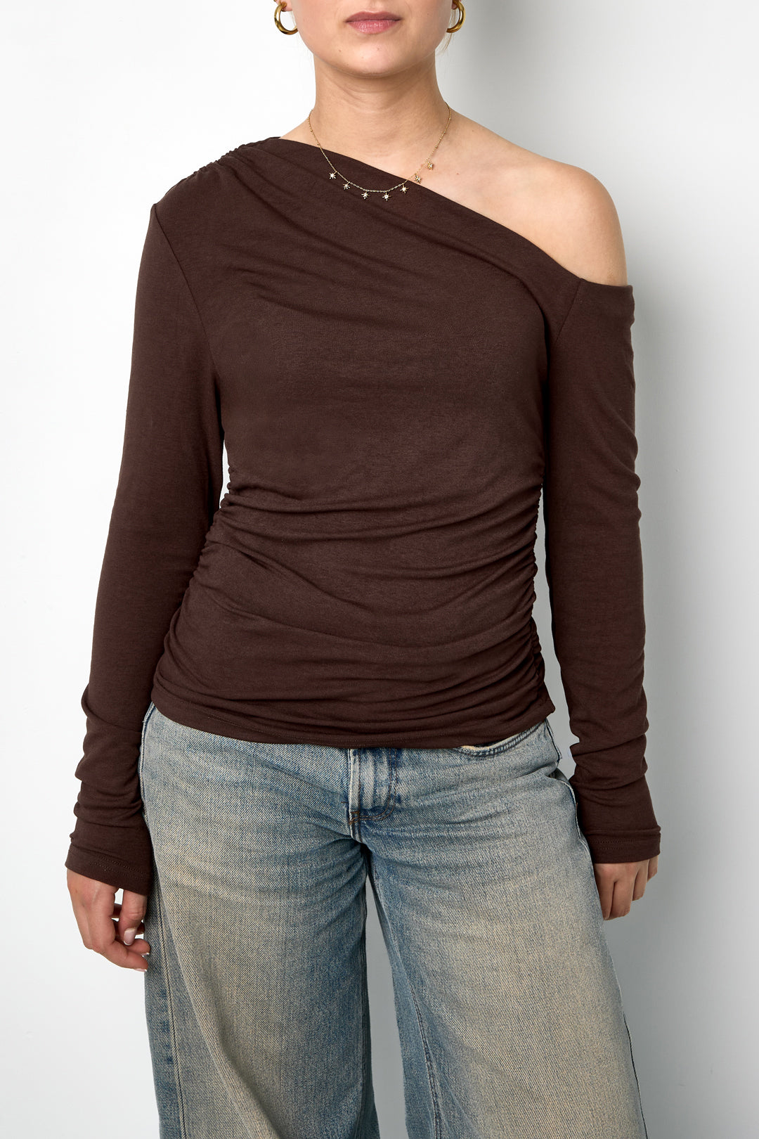 Ava Off-Shoulder-Shirt in Braun – getragen (3)