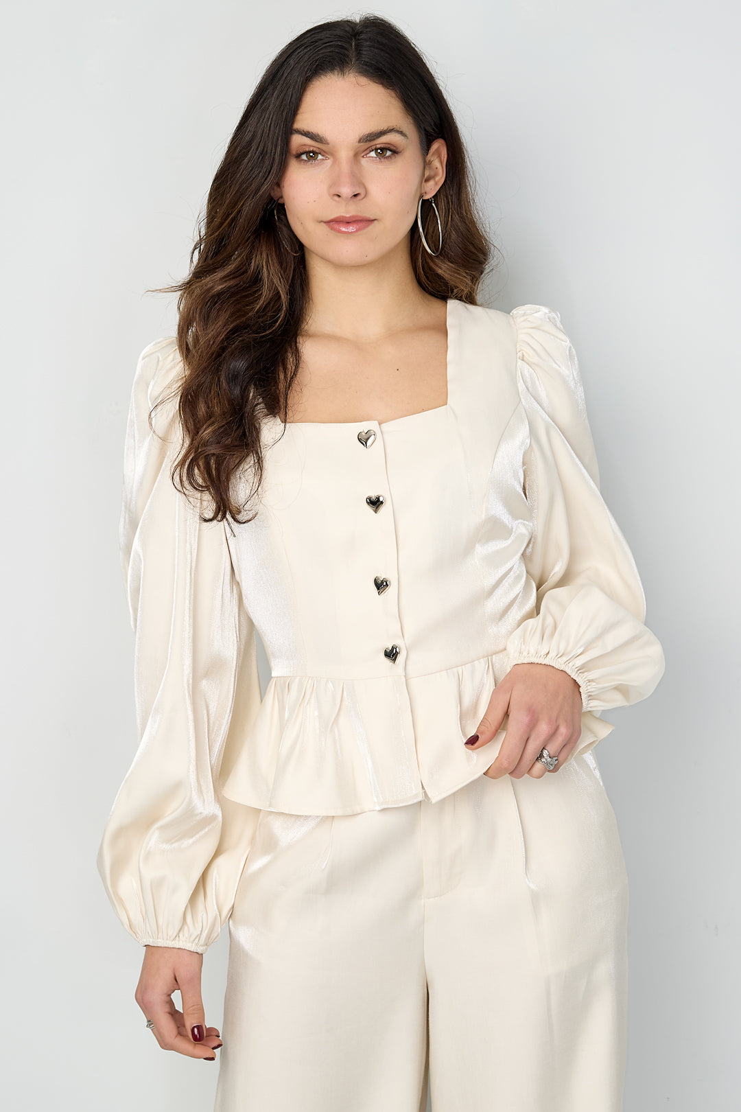 Amira Bluse – Herzknöpfe in Creme – getragen