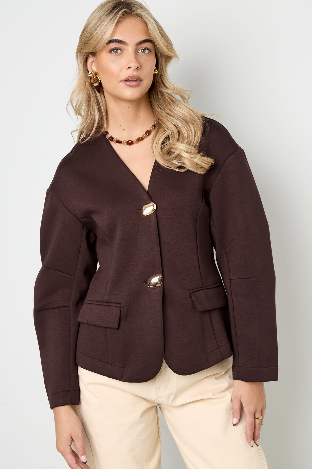 Paulina Blazer – Tailliert in Dunkelbraun – getragen (2)