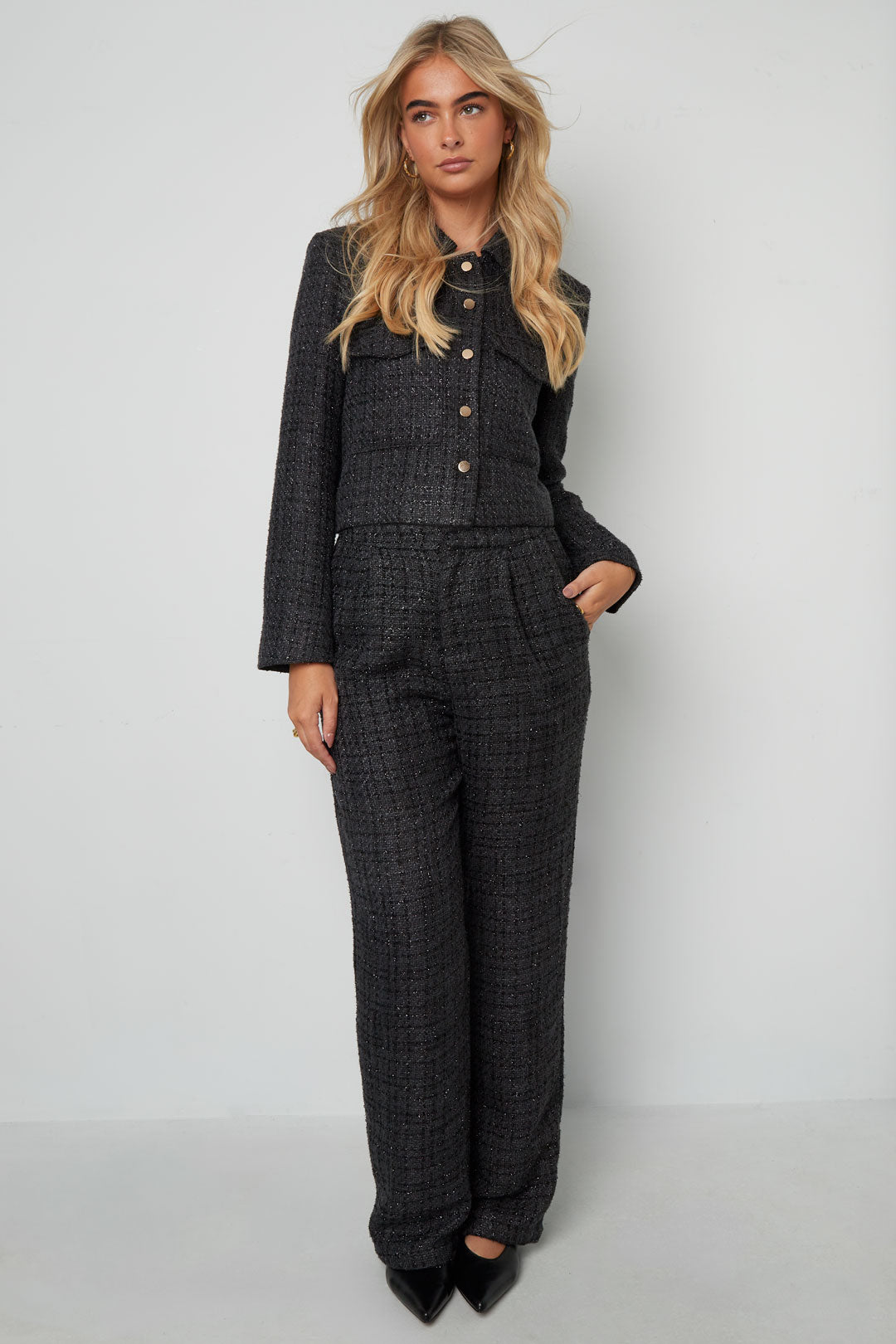 Marit Hose – Tweed-Optik in Schwarz – getragen