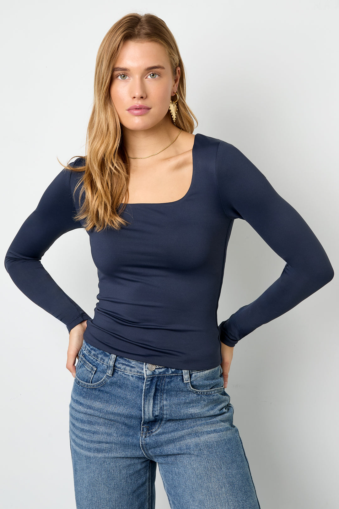 Mina Longsleeve – Eckiger Ausschnitt in Dunkelblau – getragen (4)