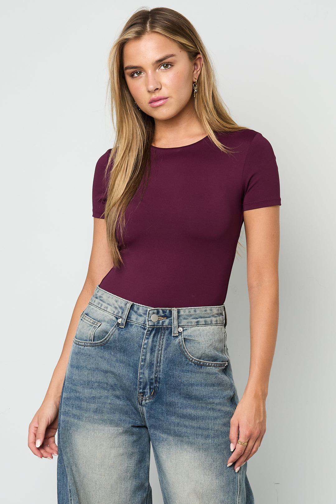 Maren T-Shirt-Body – Rundhals in Dunkelviolett – getragen (2)