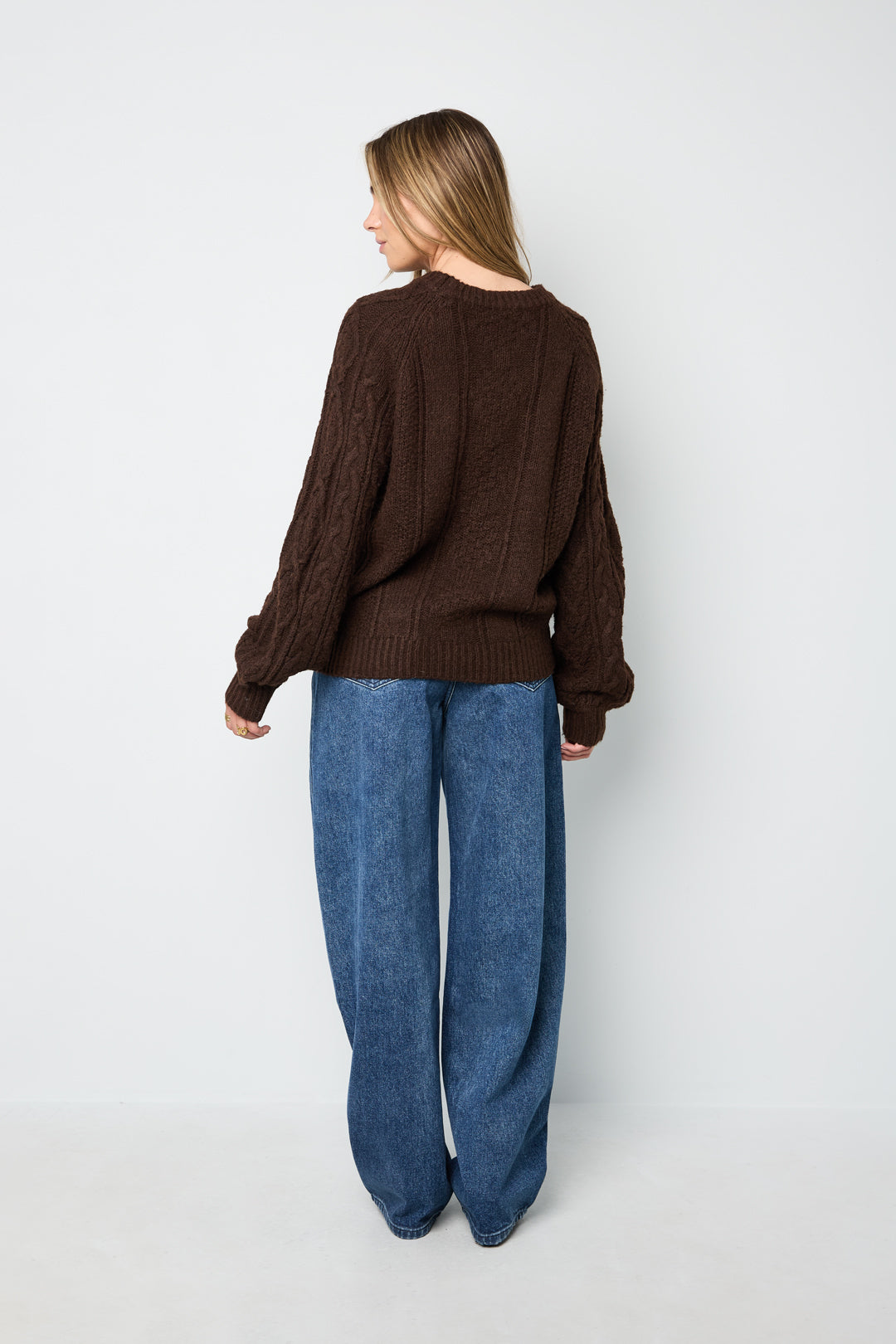 Elin Zopfpullover in Braun von hinten