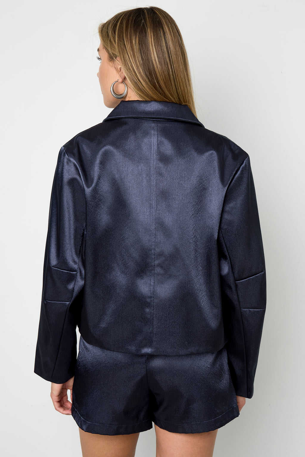 Noemi Satinjacke in Dunkelblau – getragen (3)