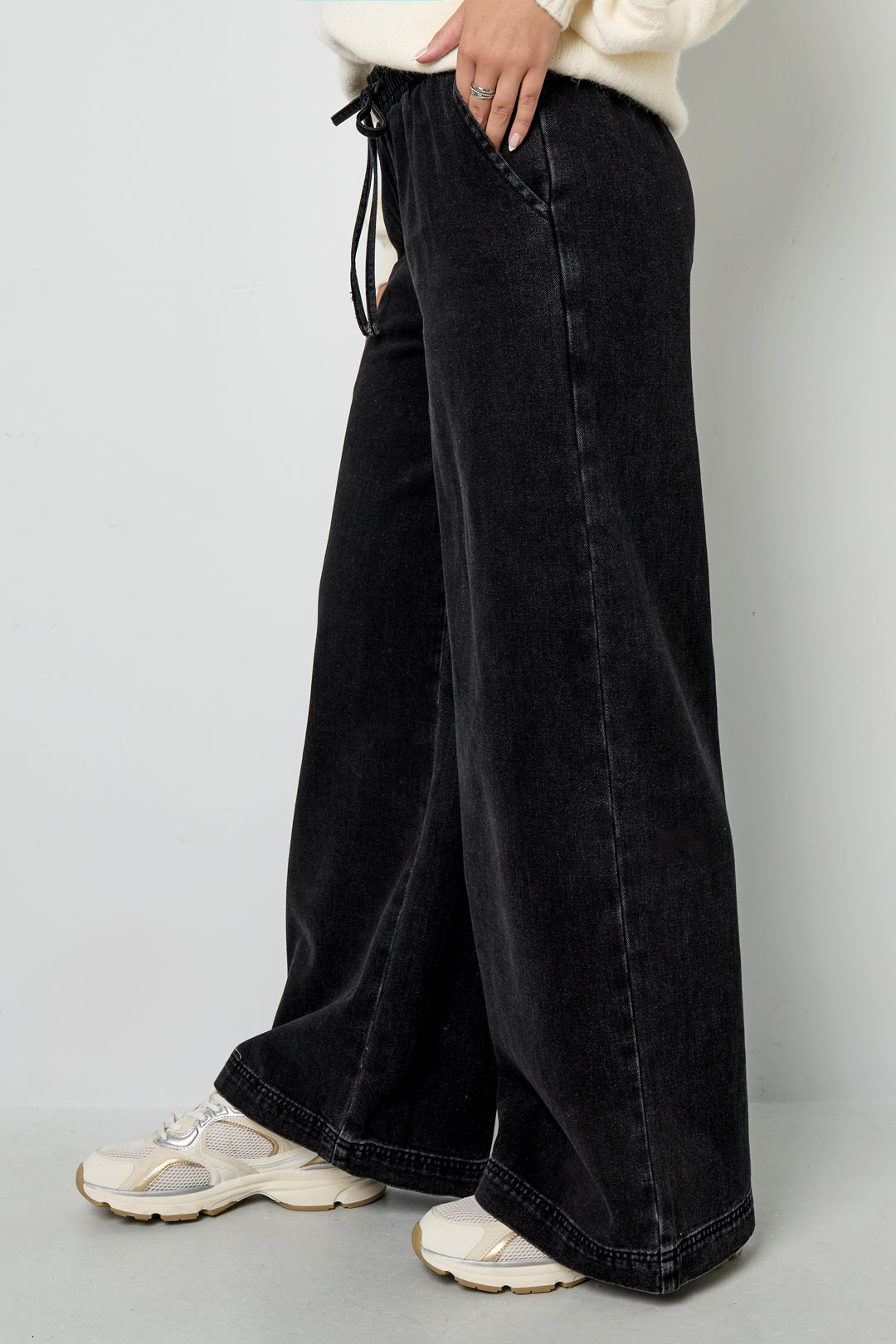 Gina Wide-Leg-Jeans in Schwarz – getragen (3)