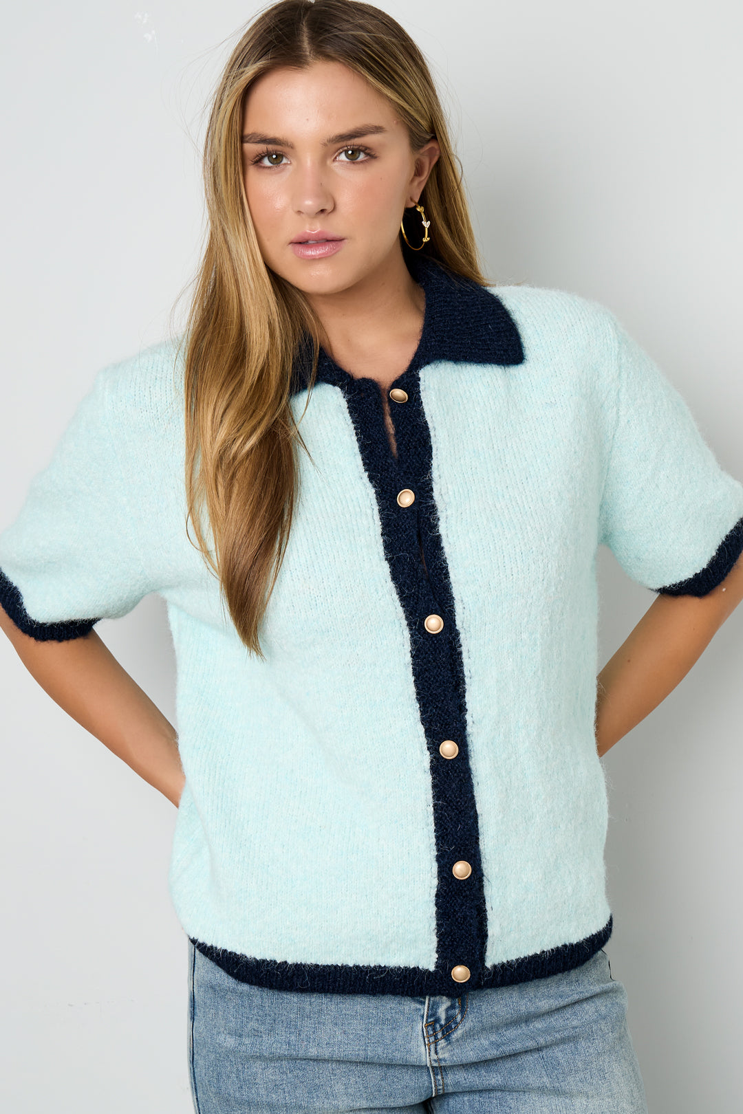 Ylva Strickjacke – Kurzarm in Blau – getragen (4)