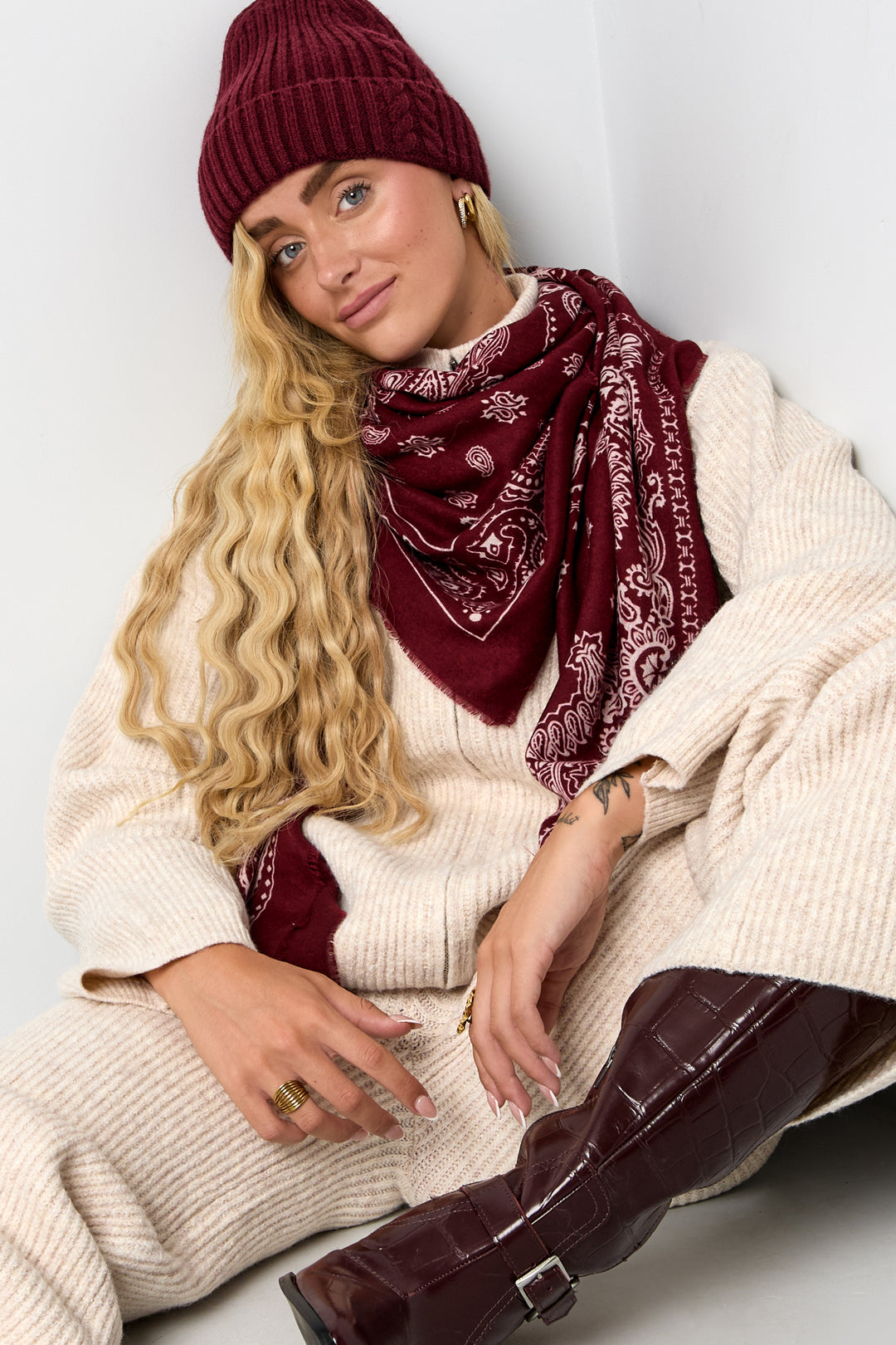 Nala Beanie – Zopfmuster in Lila – getragen (2)