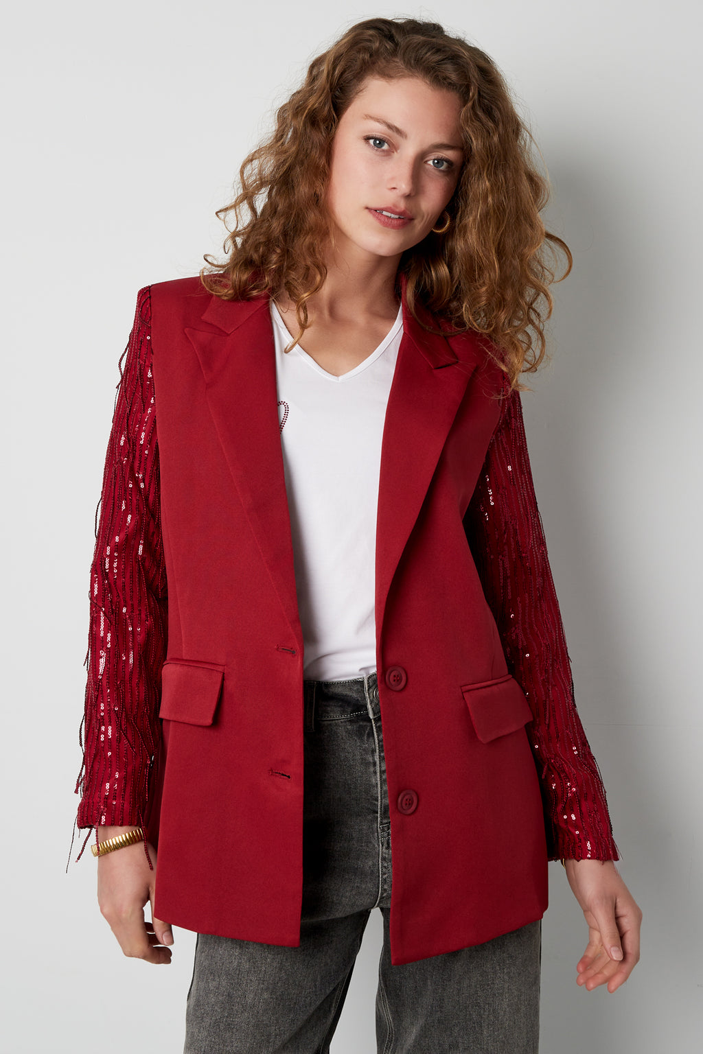 Daria Blazer – Paillettenärmel in Rot – getragen (4)