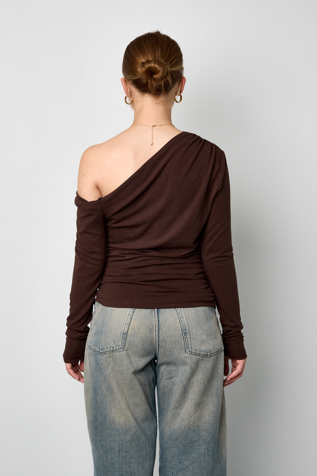 Ava Off-Shoulder-Shirt in Braun – getragen (5)