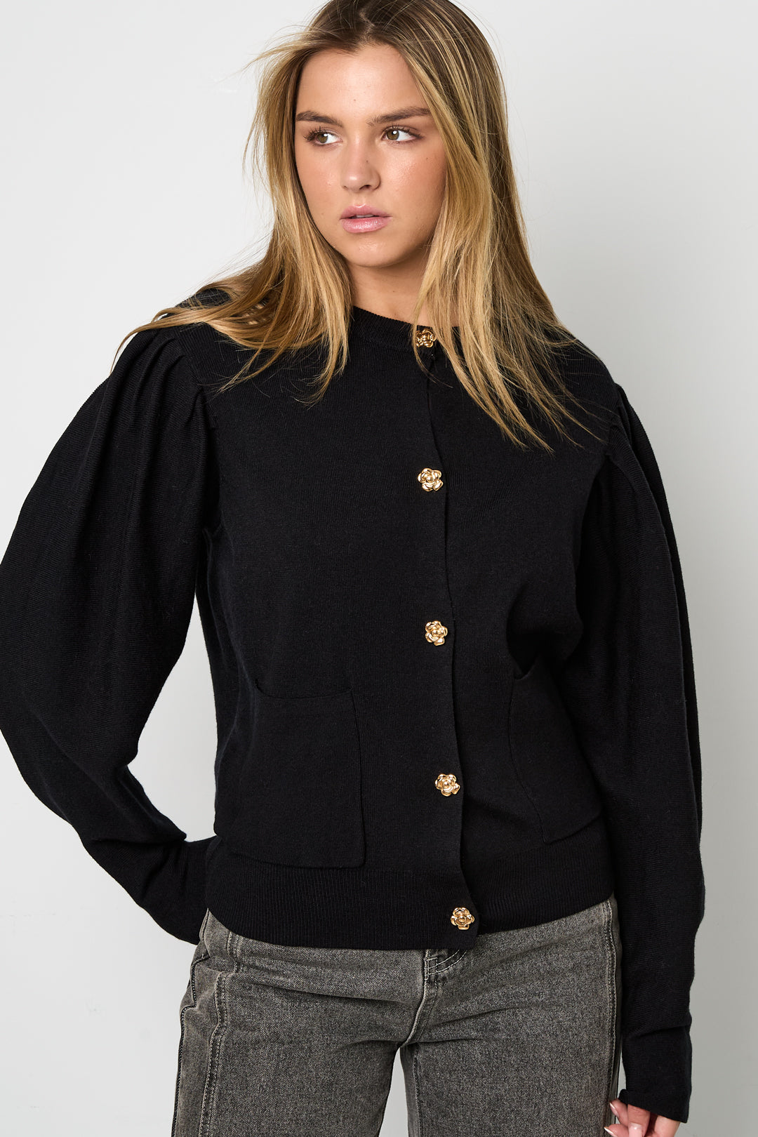 Hilda Strickjacke – Rundhals in Schwarz – getragen (4)