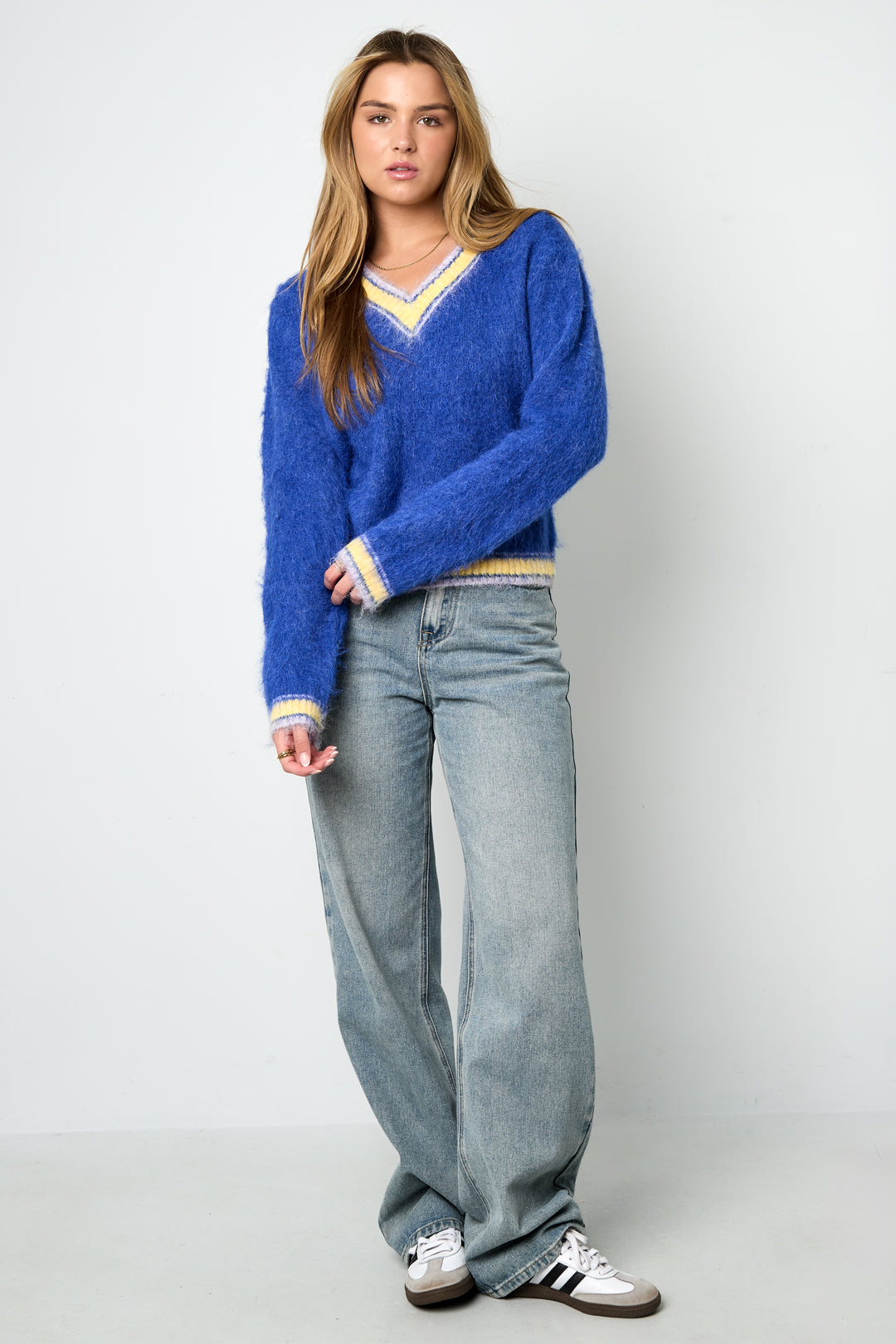 Anni V-Pullover – Kontrast in Blau – getragen (4)