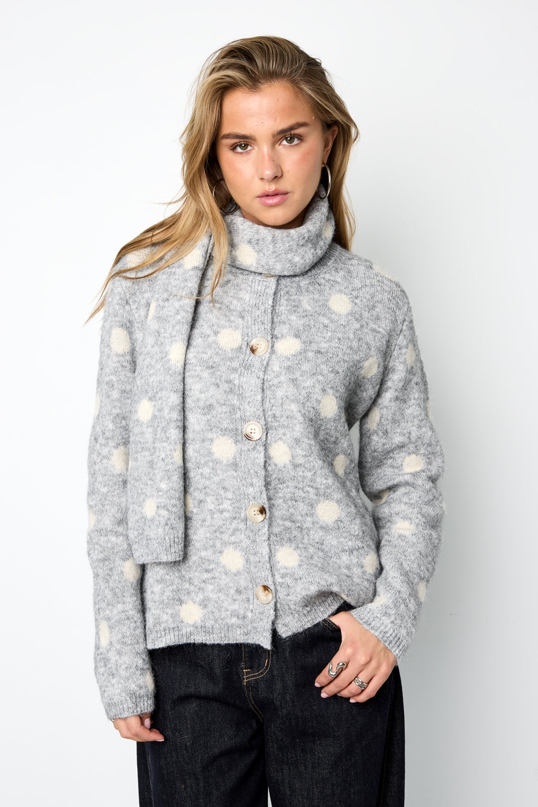 Malin Strickjacke – Schal in Grau – getragen (2)