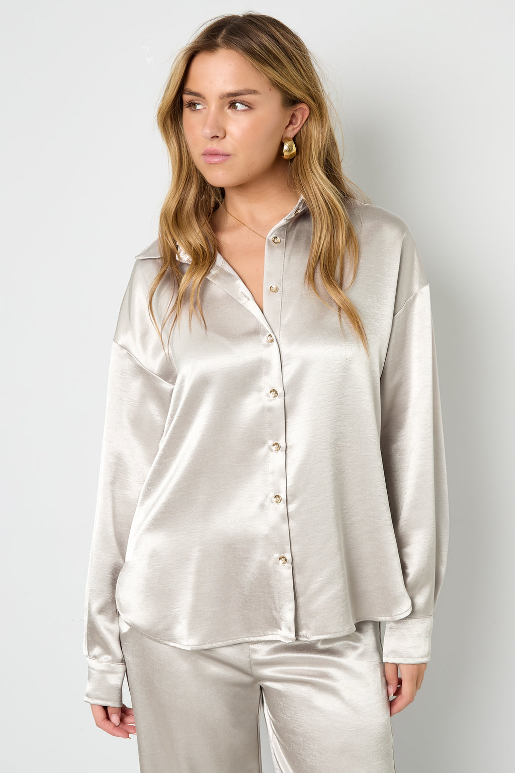 Romy Satinbluse in Creme – getragen (6)