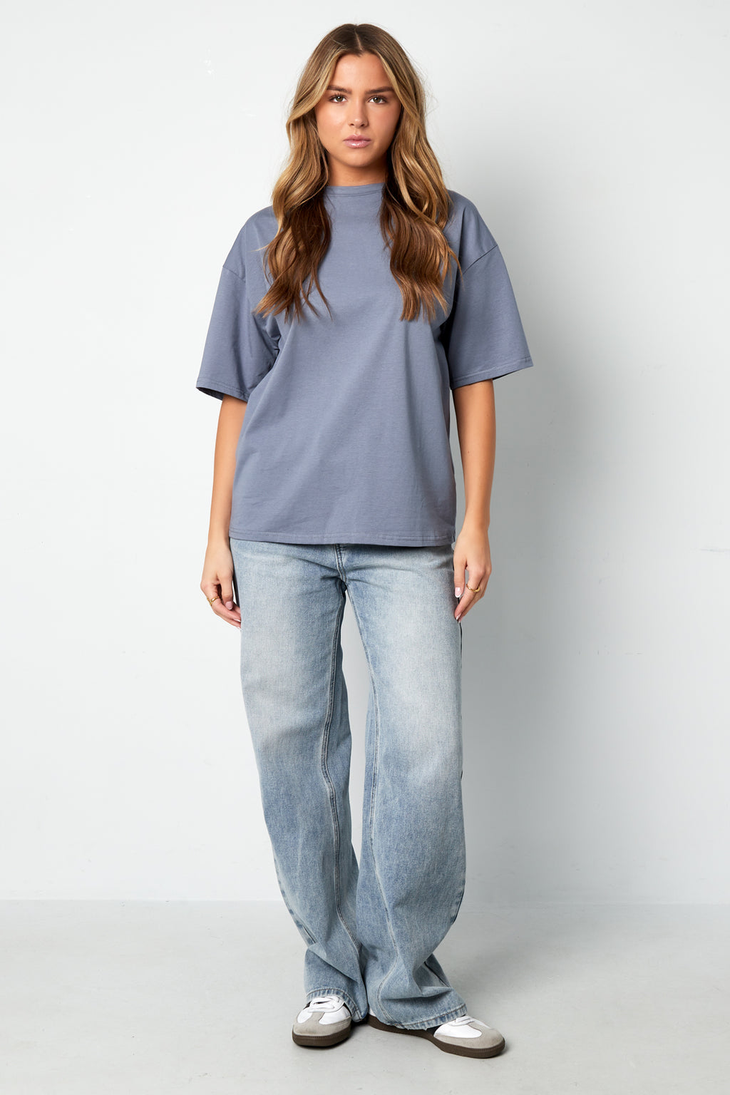 Svea T-Shirt – Oversize in Hellblau – getragen