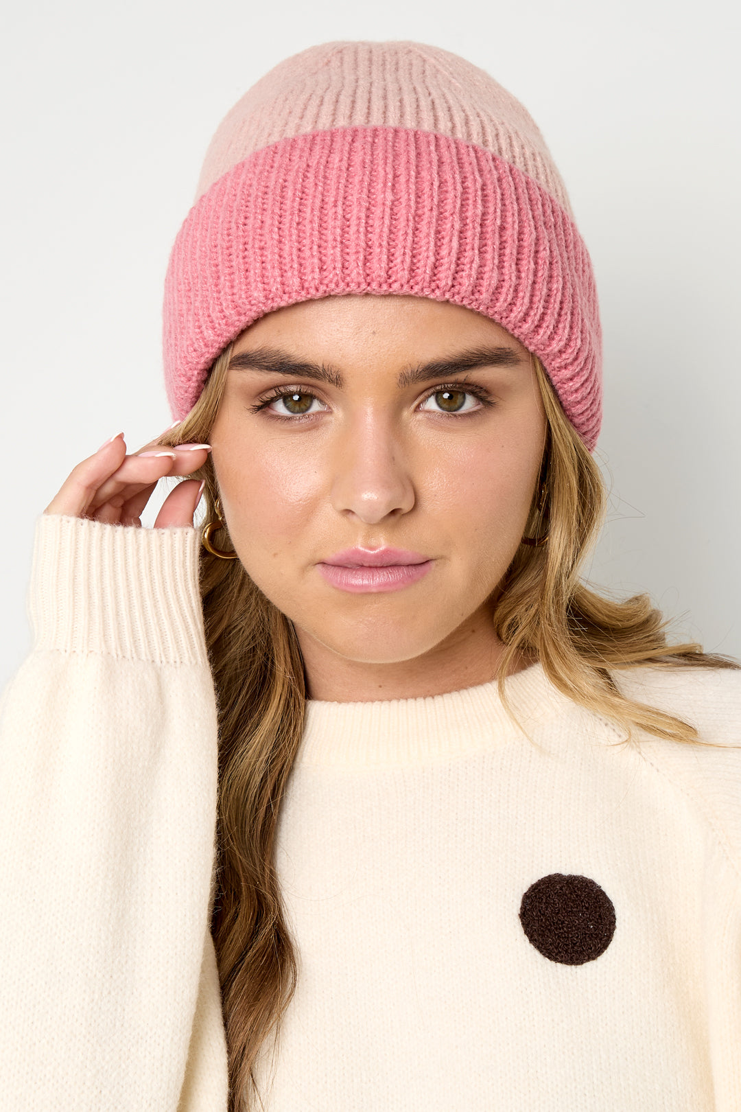 Esme Beanie – Zweifarbig in Hellrosa – getragen