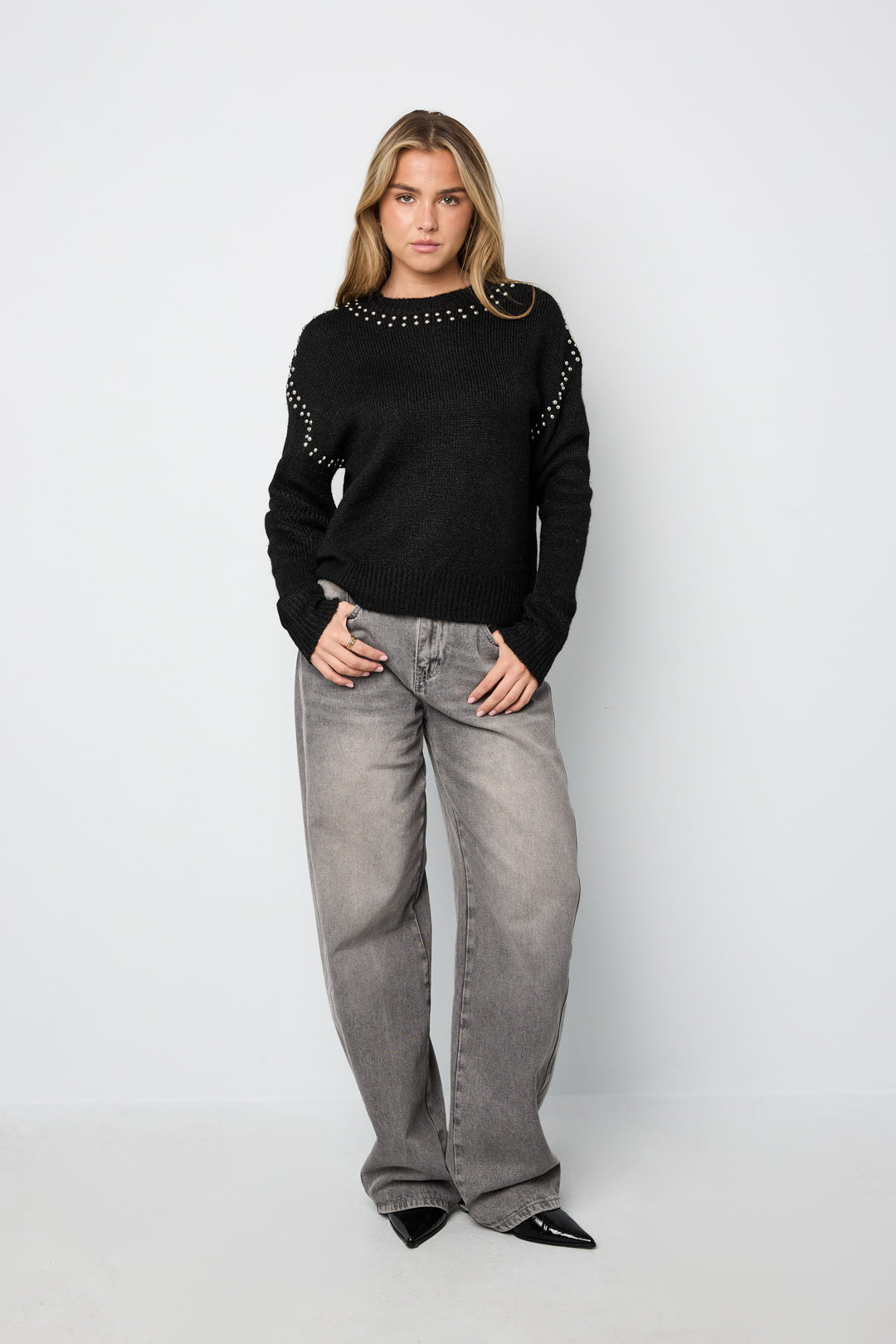 Greta Nietenpullover in Schwarz – getragen (3)
