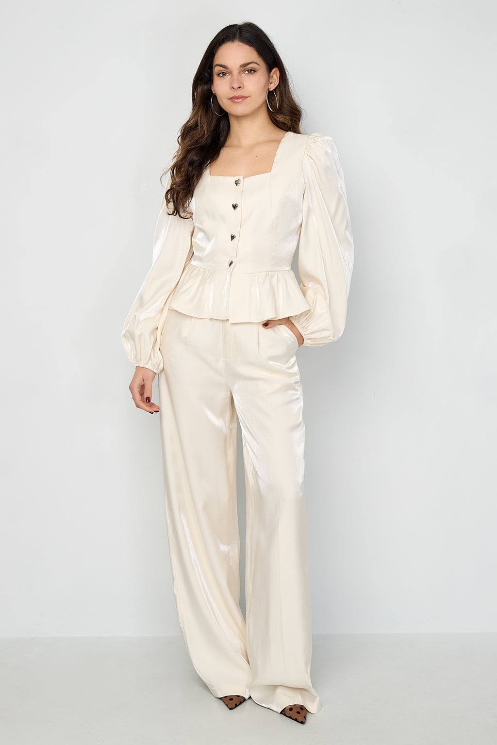 Amira Hose – Weites Bein in Creme – getragen (4)