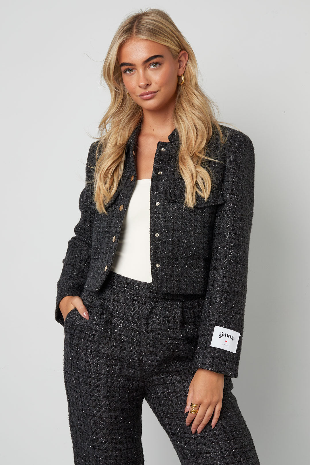 Marit Jacke – Tweed-Optik in Schwarz – getragen