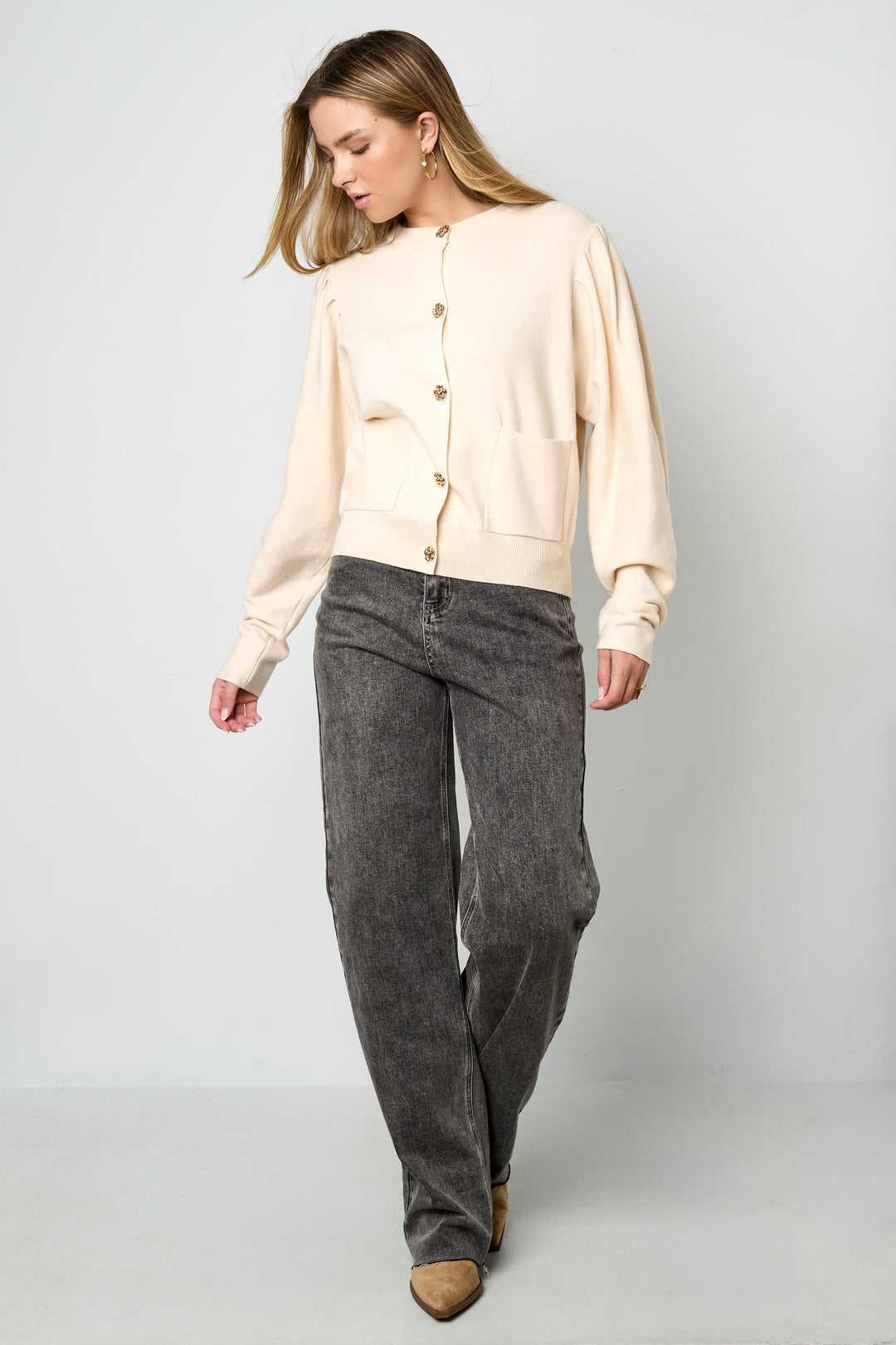 Hilda Strickjacke – Rundhals in Creme – getragen (3)