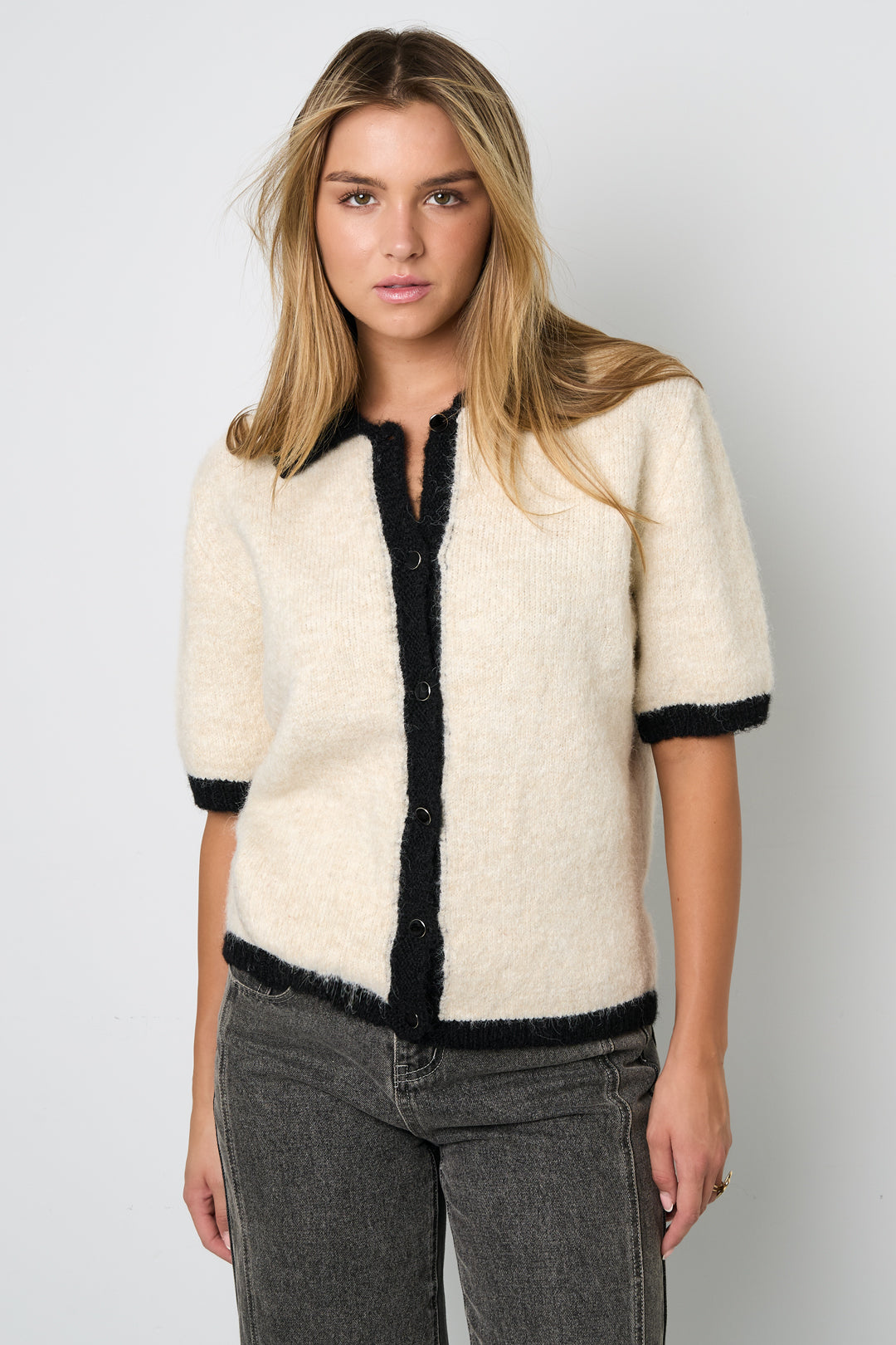 Ylva Strickjacke – Kurzarm in Beige – getragen